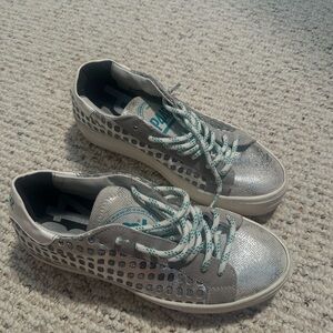 P448  Women's Sneakers